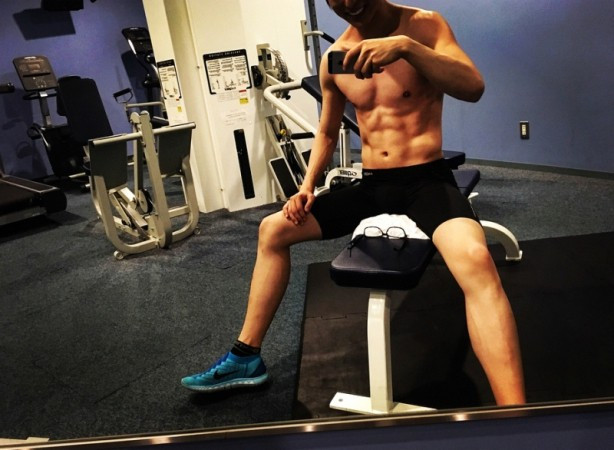 Anh cũng chăm chỉ tập thể hình.