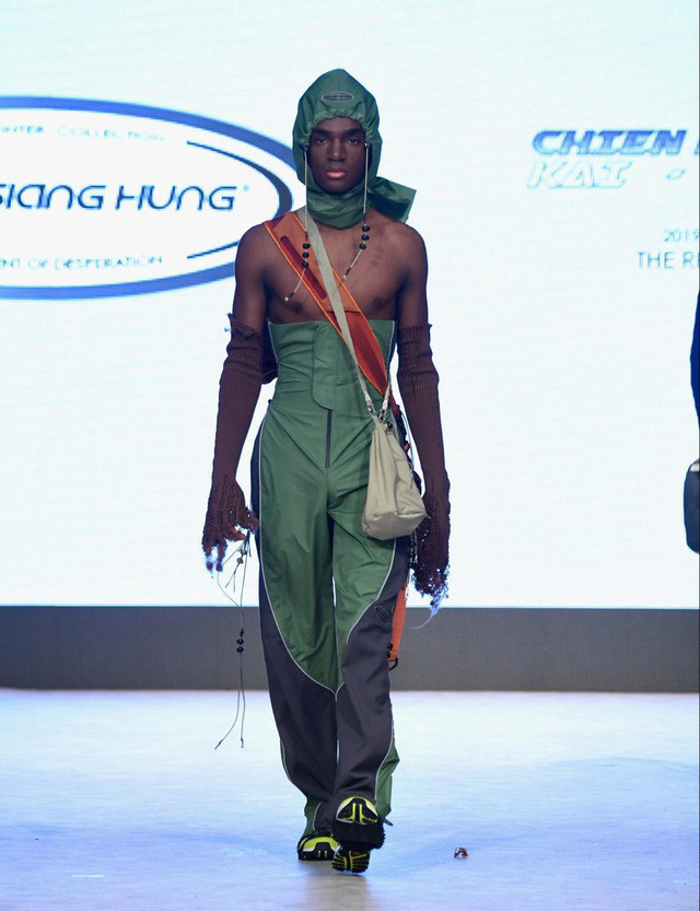 Riêng bộ trang phục này không “kín như bưng” giống các bộ trang phục khác trong bộ sưu tập.