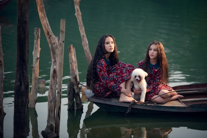 Trên Sông sương là chủ đề của bộ hình được nhiếp ảnh gia trẻ Triệu Vân (tên thật là Nguyễn Trung Đức) thực hiện trên sông Hồng mới đây, với sự tham gia của 2 mẫu nhí.