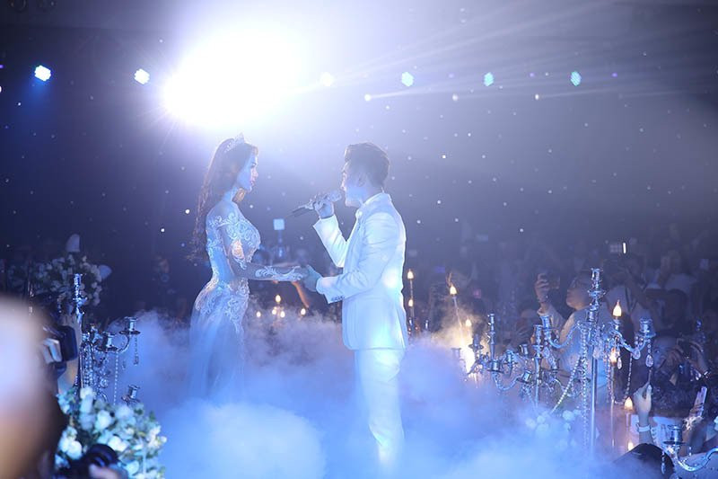 Ưng Hoàng Phúc biểu diễn ca khúc mở màn buổi tiệc cưới.