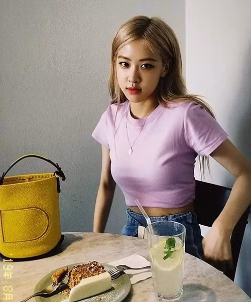 Cách đây không lâu, Rosé (Black Pink) cũng lăng xê kiểu túi bucket quai ngắn với tông màu vàng nổi bật, trẻ trung giá 1.465 USD (hơn 34 triệu đồng) của nhãn hàng Delvaux.