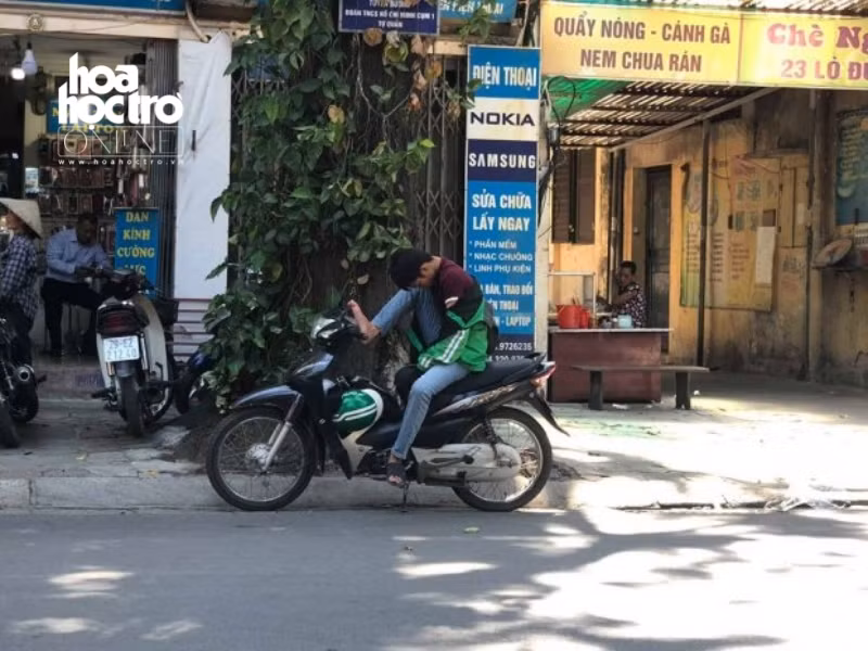 Những người làm nghề giao hàng, chạy xe luôn phải tranh thủ từng phút từng giây để mưu sinh.