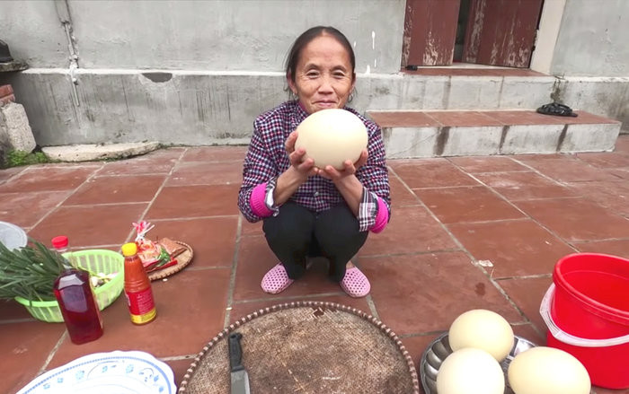 Bà Tân Vlog chi tiền triệu mua 4 quả trứng đà điểu siêu to để làm món khổng lồ chiên nước mắm. (Ảnh: Bà Tân Vlog)