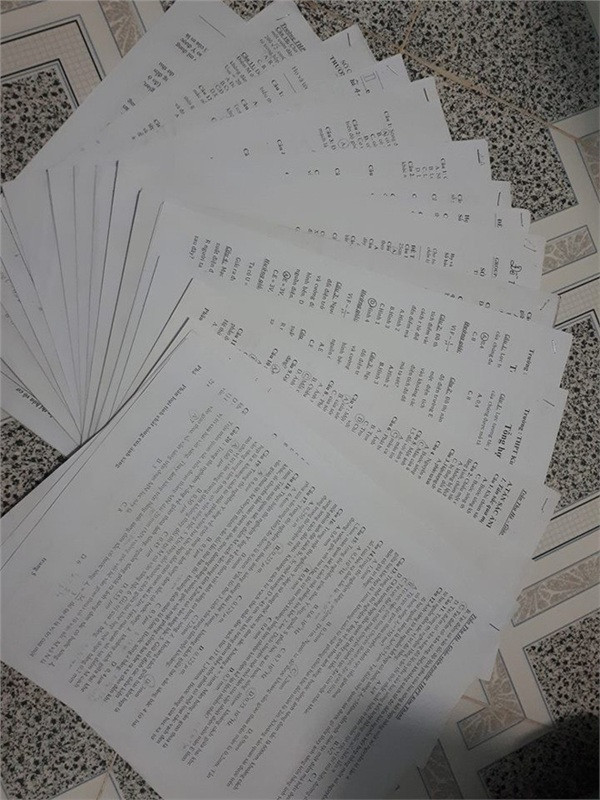 Mỗi một ngày đi học lại nhận được vài tờ đề thế này. Sau mấy năm đi học, số đề nhận được có khi còn cao hơn chiều cao của mình. (Ảnh: Lương Nguyễn Mai Ly)