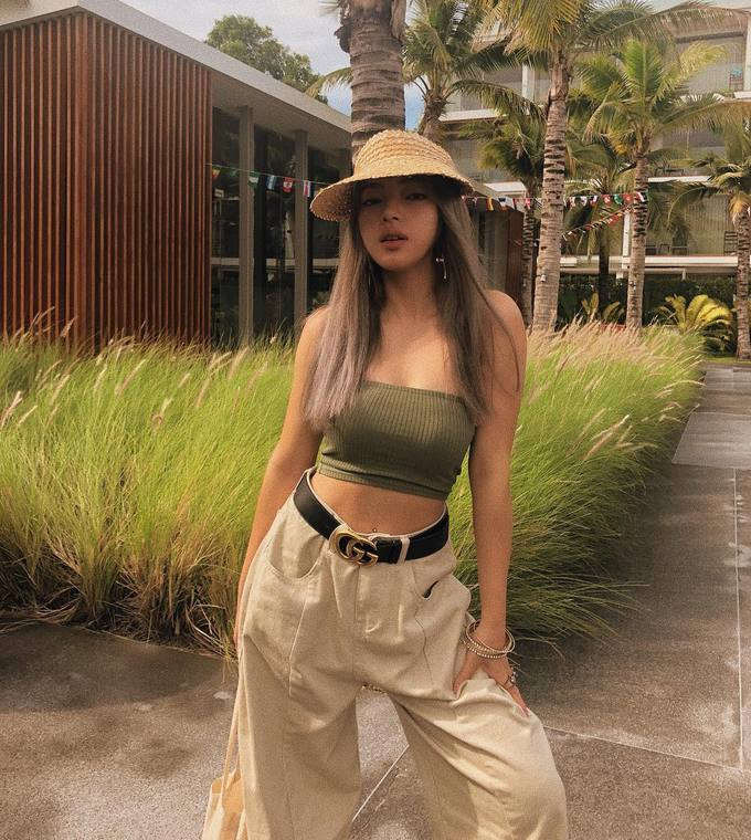 Dù sở hữu vóc dáng nhỏ nhắn nhưng nhờ làn da nâu, Châu Bùi vẫn nóng bỏng, gợi cảm khó cưỡng dù không diện bikini. Làn da khỏe khoắn của Châu Bùi được đánh giá phù hợp với bất kỳ trang phục nào.