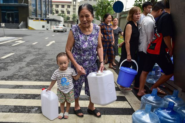 Suốt 1 tiếng đồng hồ trôi qua, hai bà cháu bà Minh vẫn không tới lượt lấy nước.