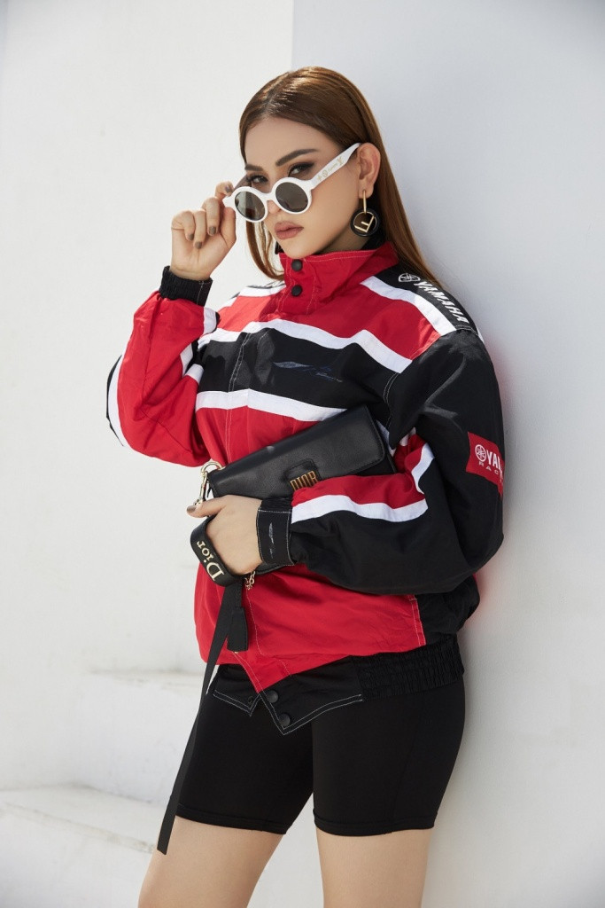 Khác với hình ảnh nữ tính, dịu dàng trong những chiếc đầm cắt xẻ thường ngày, hình ảnh mới của Thu Thủy khiến nhiều người thích thú với phong cách cá tính nhưng vẫn đầy sự quyến rũ của nữ ca sĩ.