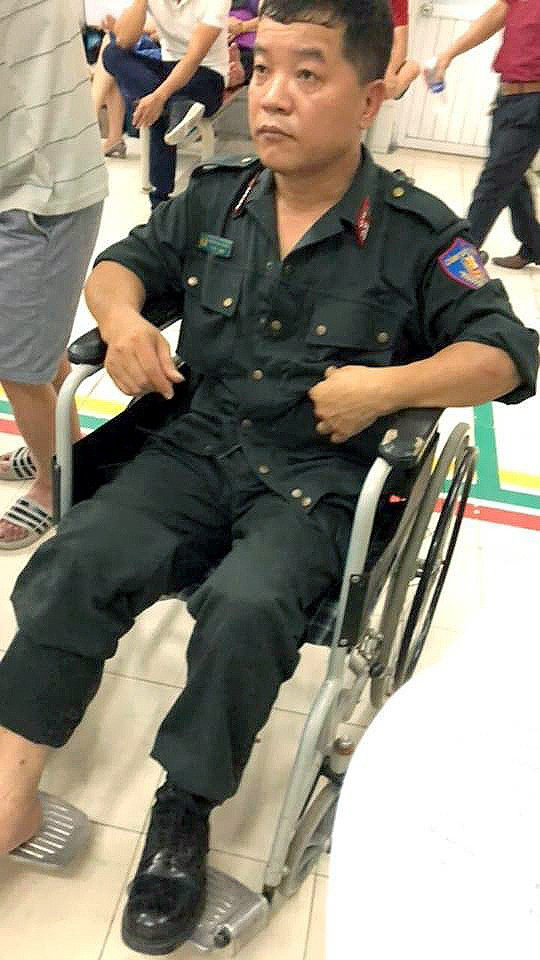 Đại úy Tuyền được đưa đi bệnh viện cấp cứu.