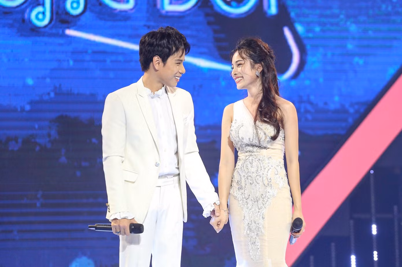 Liên tục gặt hái những thành tích ấn tượng, Đừng như thói quen được đánh giá là một trong những hit lớn tiêu biểu trong năm 2018.