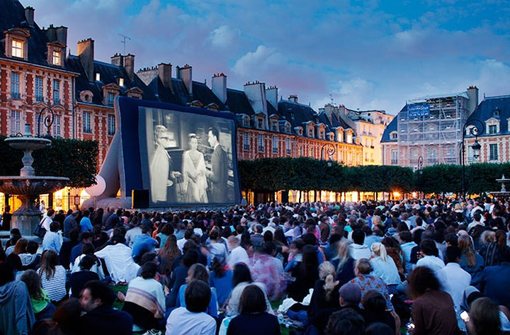 Tháng chiếu phim Cinema en Plein Air ngoài trời năm nay diễn ra từ 22/7 – 23/8. Với một màn hình rộng nhất Paris, miễn phí vé vào nhưng bạn sẽ mất tiền thuê ghế và chăn màn.