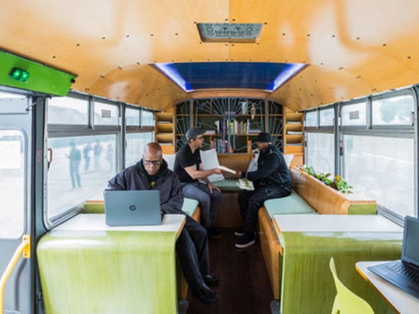 Bên trong “lớp học di động”.