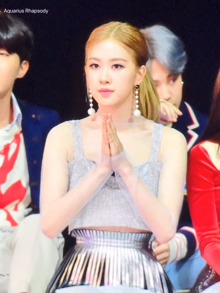 Trang phục, trang điểm của Rosé hôm nay cũng xuất sắc hơn hẳn mọi khi, đơn giản nhưng sang trọng, giúp tôn sắc đẹp của cô thêm mấy phần.