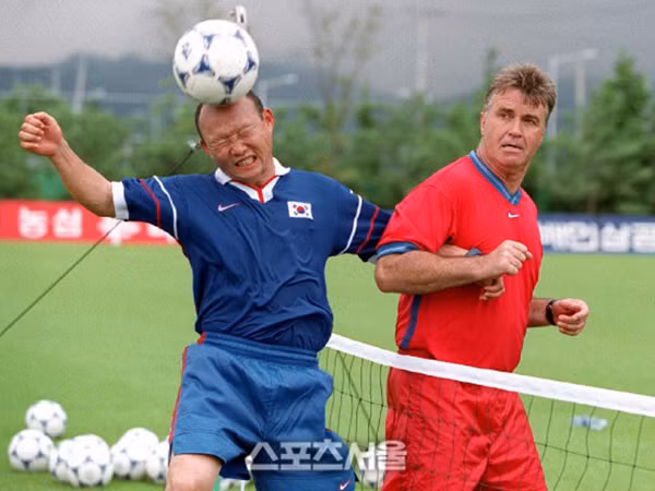 HLV Park Hang Seo khi làm trợ lý cho HLV Guus Hiddink ở World Cup 2002.