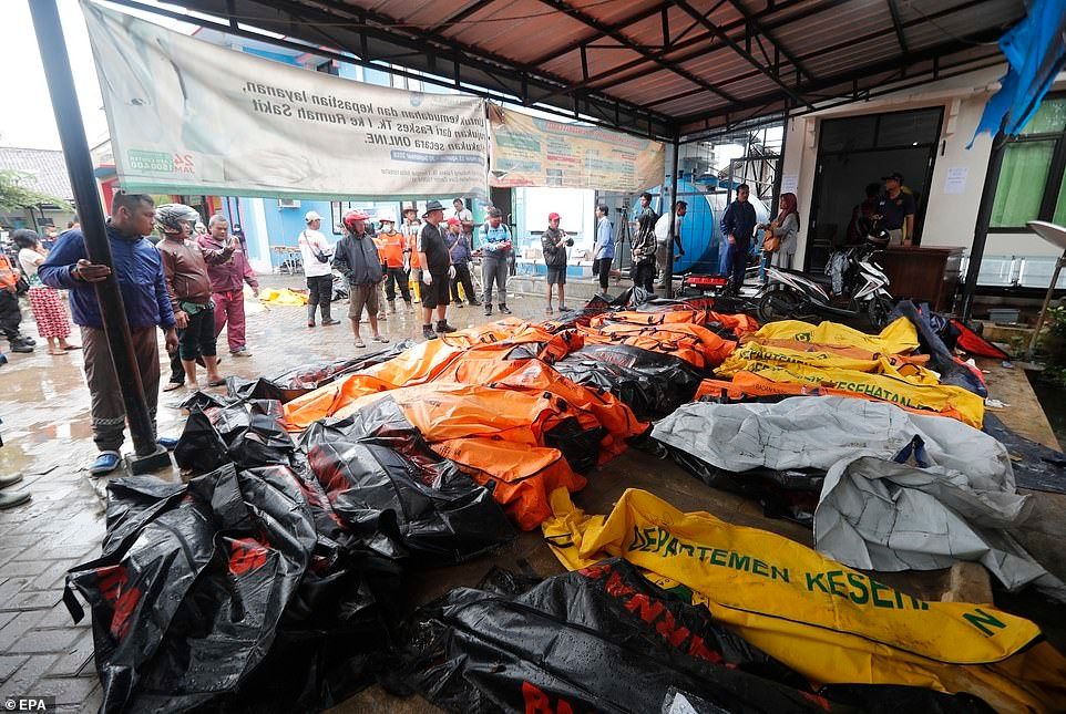 Lực lượng cứu hộ đưa thi thể những người xấu số tập trung tại một khu vực.