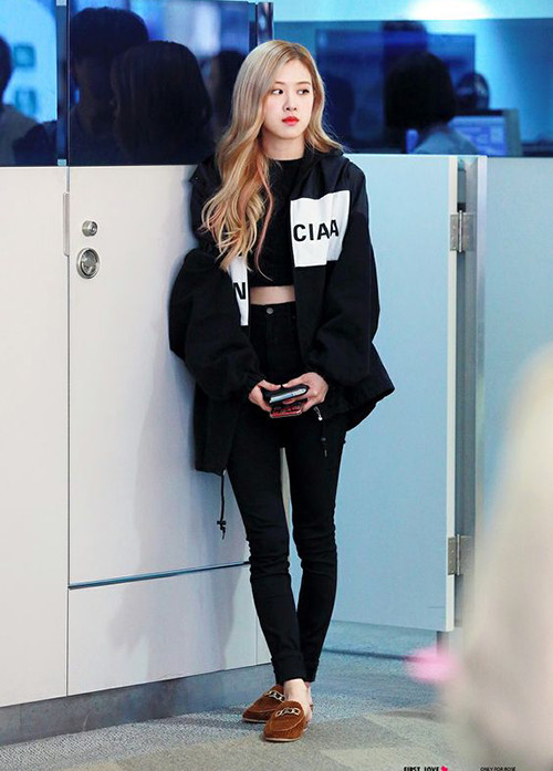 Skinny jeans vốn không phải là trang phục đúng mốt. Nó thịnh hành từ nhiều năm trước và còn ít người mặc ở hiện tại, tuy nhiên đây vẫn là kiểu đồ được Rosé yêu thích khi ra sân bay.