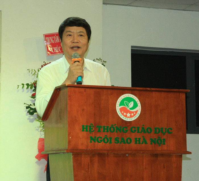 Thầy Hoàng Hữu Trung hy vọng trường Ngôi sao sẽ có thêm nhiều suất học bổng để trao tặng cho các bạn học sinh khác nữa. Thầy Hoàng Hữu Trung hy vọng trường Ngôi sao sẽ có thêm nhiều suất học bổng để trao tặng cho các bạn học sinh khác nữa.