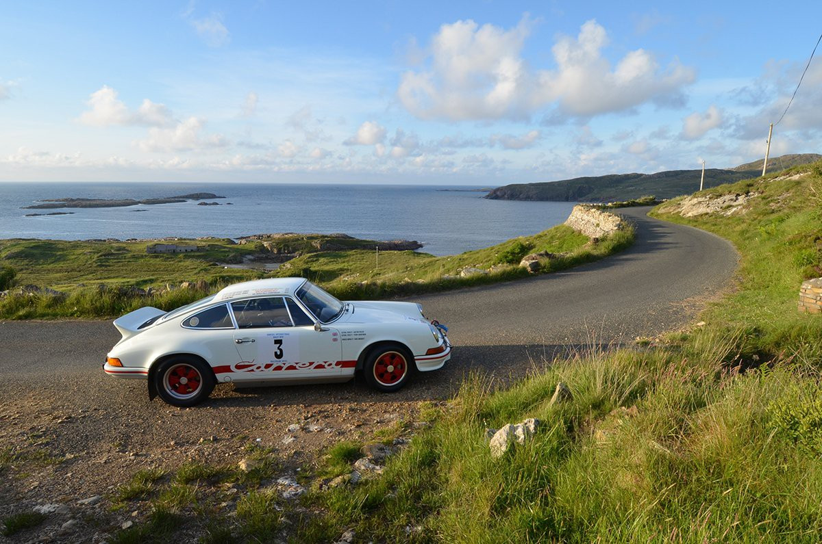 Garage của CEO Microsoft chứa nhiều siêu xe khác nhau, đặc biệt là - Porsche 911, siêu xe đầu tiên của Bill Gates mua kể từ thành lập Microsoft.