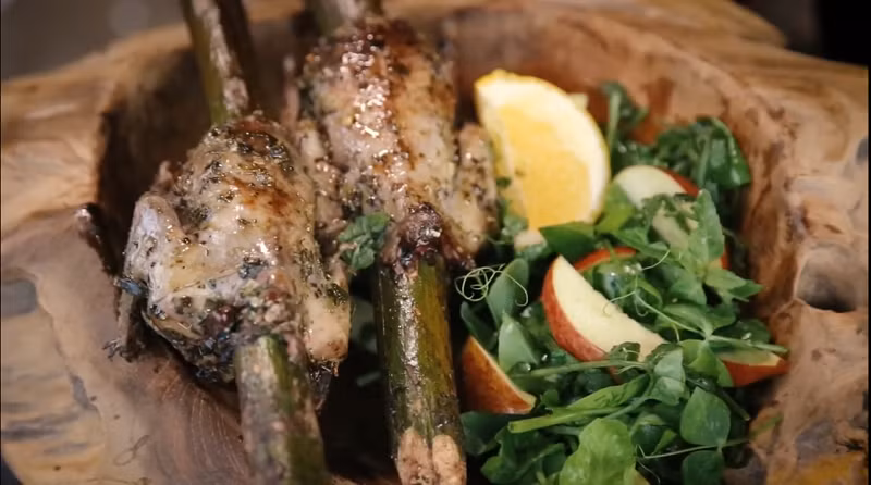 Món ăn kết hợp với salad làm từ chính các nguyên liệu địa phương.