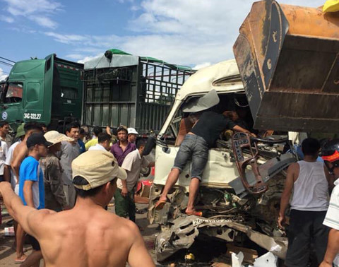 Lực lượng chức năng tìm kiếm người mắc kẹt.