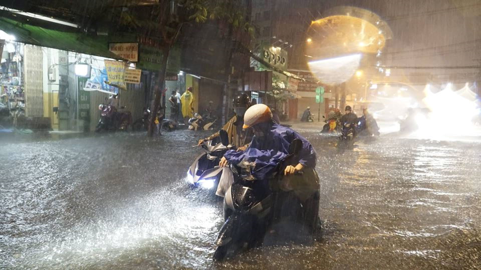 Đường Đinh Bộ Lĩnh (Q.Bình Thạnh) biến thành sông trong ngày 25.11 vì ảnh hưởng bão số 9. ẢNH: ĐẬU TIẾN ĐẠT.