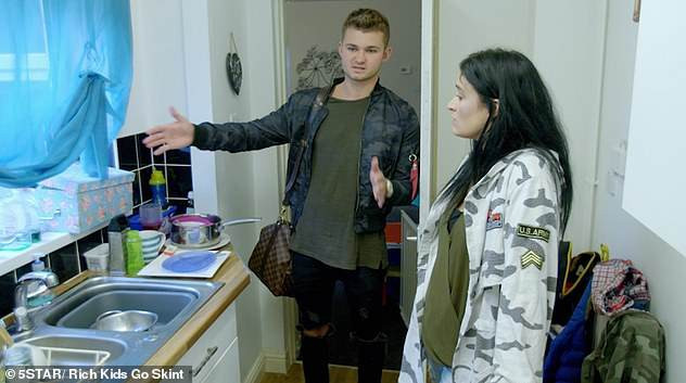 Phòng bếp chật hẹp, nơi không có... máy rửa bát đĩa tự động như ở nhà Patrick