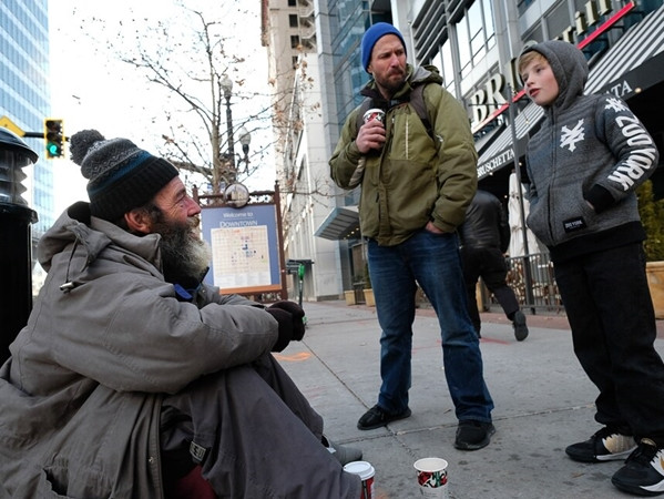 Chase hỏi chuyện một người vô gia cư.