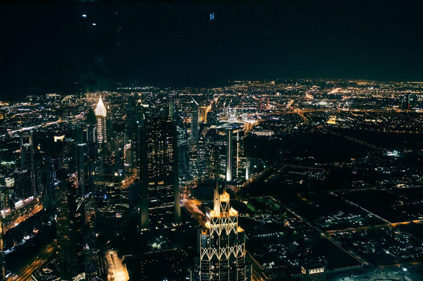 Mất 60 USD nếu mua vé vào lúc 17h và 40 USD vào lúc 19h để lên tầng cao nhất tại tòa tháp cao nhất thế giới. Ảnh: Business Insider.