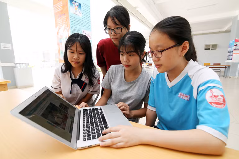 Tích cực ôn tập online là điều cần thiết với các bạn học sinh khối 12 hiện nay (Ảnh minh họa)