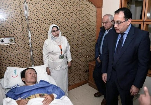 Thủ tướng Ai Cập Moustafa Madbouly đến thăm một du khách Việt Nam bị thương trong vụ đánh bom hôm 28/12. (Ảnh: STR) Thủ tướng Ai Cập Moustafa Madbouly đến thăm một du khách Việt Nam bị thương trong vụ đánh bom hôm 28/12. (Ảnh: STR)