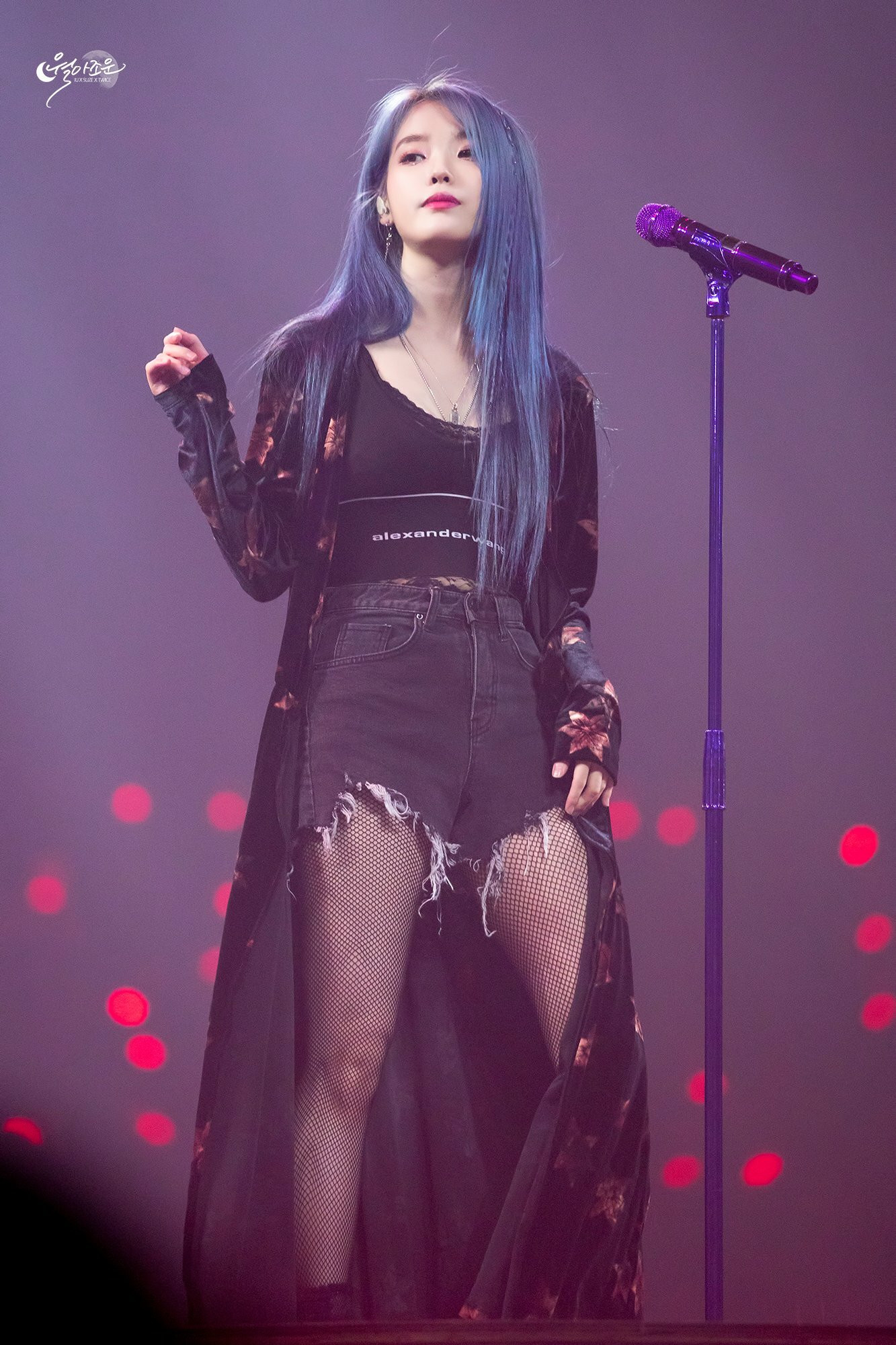 Không chỉ ưa chuộng style nữ tính, IU còn đem đến những outfit phá cách khác biệt. Elastic Bra của Alexander Wang được cô phối với quần shorts và tất lưới, kết hợp với áo choàng họa tiết cá tính. 