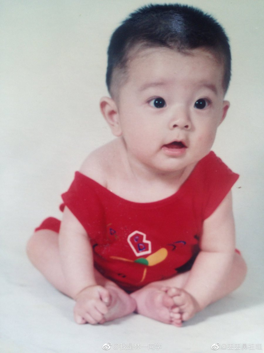 Từ bé đã rất bụ bẫm đáng yêu rồi này.