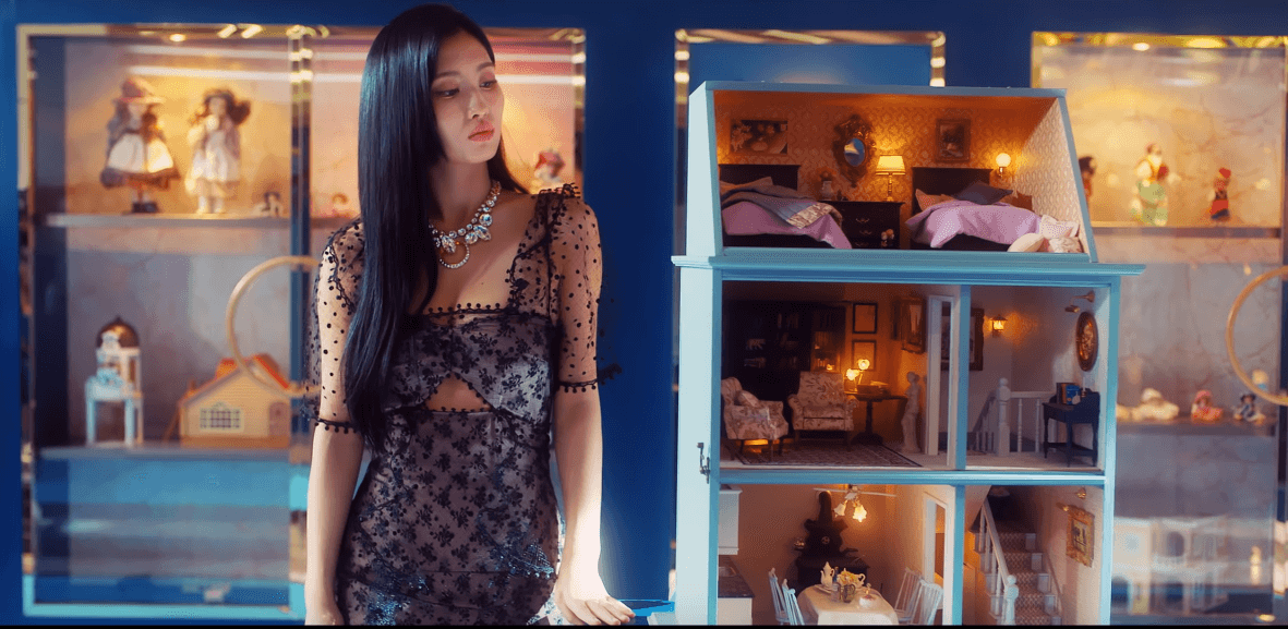 Momo có rất nhiều món đồ đẹp liên quan đến búp bê và hình như cô đang tìm kiếm một điều gì đó. Momo có rất nhiều món đồ đẹp liên quan đến búp bê và hình như cô đang tìm kiếm một điều gì đó.