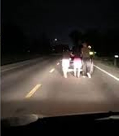 Ba bạn teen đã đẩy chiếc ô tô bị hỏng đi 7km!