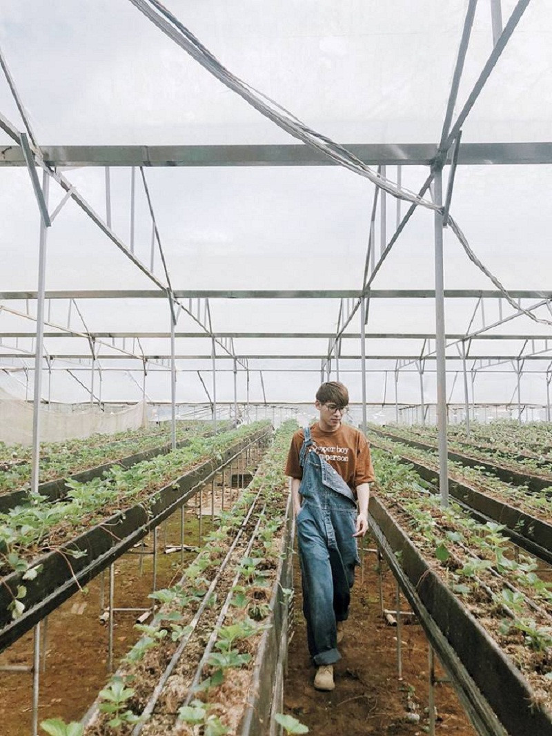 Cậu bạn chia sẻ: "Kỷ niệm đáng nhớ nhất là bọn mình trên đường đến bản Tả Phìn. Đường đi rất xa, bọn mình tưởng đã đến bản rồi khi nhìn thấy rất nhiều xe máy dựng ngổn ngang ở giữa đường….