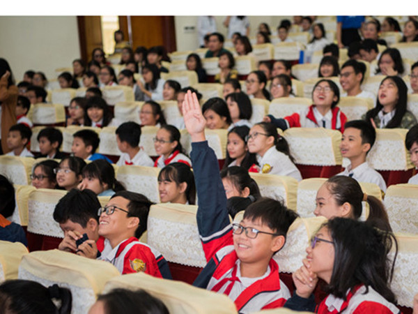 Học sinh hào hứng khi tham gia tập huấn về kỹ năng chia sẻ trên mạng xã hội. Ảnh: Nhật Nam