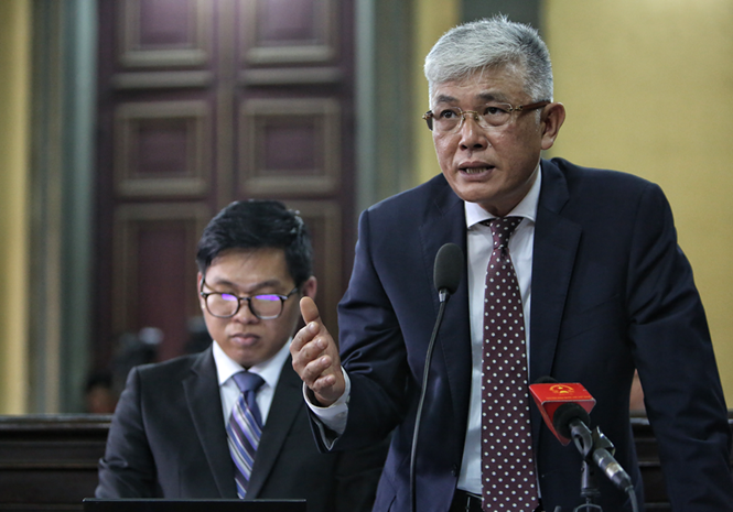 Luật sư của Grab tham gia xét hỏi. ẢNH: NGỌC DƯƠNG.