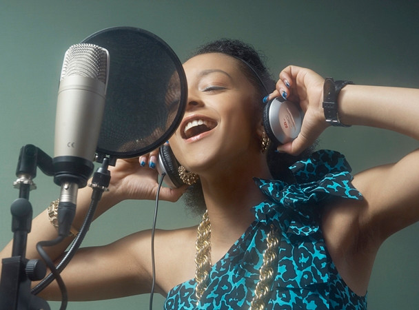 Cứ hát theo những bài mà bạn thích – bạn là ngôi sao trong thế giới của chính mình!