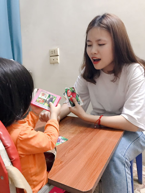 Trẻ được học nhận biết và phân biệt các loại hoa quả, cô giáo phải dạy cho học sinh của mình phát âm đúng các loại hoa quả, màu sắc và mùi vị của từng loại quả. Đồng thời phải dạy cho bé biết cách sắp xếp đồ dùng học tập sau khi học xong. Cô giáo Nguyễn Thị Vi chia sẻ:“ khi mới đến đây, các con giống như một tờ giấy trắng chưa viết gì, từ tâm hồn đến nhận thức, chưa tự ý thức được hành vi của bản thân nhưng cùng với sự nỗ lực từ giáo viên và gia đình các con đã bi bô tập nói, có những bé đã nói và giao tiếp giống như các bạn bình thường. Đó là một niềm an ủi vô cùng lớn đối với những giáo viên như chúng tôi”