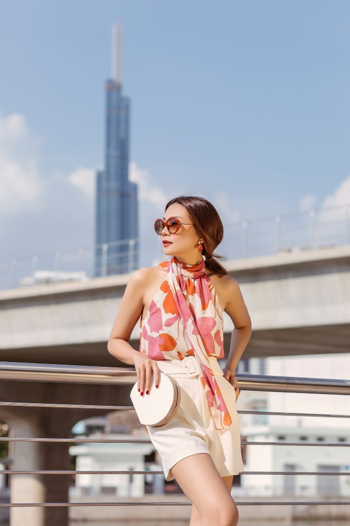 Một chiếc áo sát nách họa tiết hoa cùng quần short ngắn khoe đôi chân dài miên man được Thanh Hằng mix match cho những ngày đầu hè nắng nóng. Việc kết hợp thêm kính mắt, clutch cầm tay đầy ăn ý khiến bộ trang phục trở nên phong cách hơn.