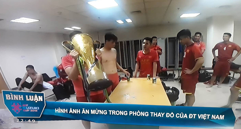 Cách ăn mừng khá là đặc sắc, đã thắng là phải cởi...