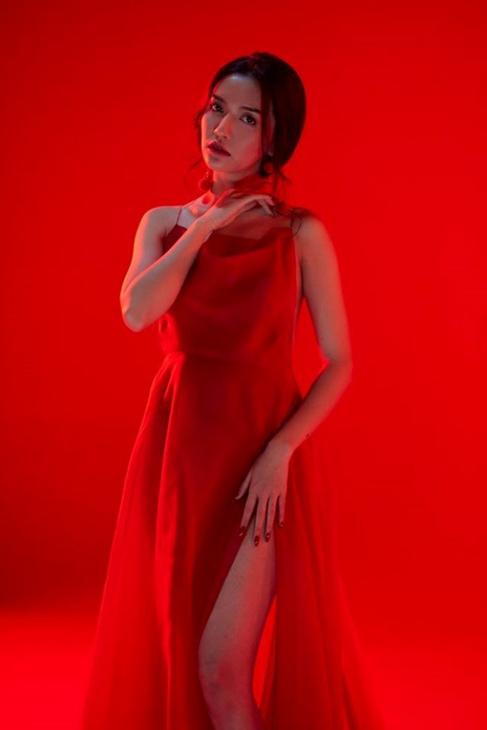 Hình ảnh ma mị, "hút hồn" của Bích Phương trong sản phẩm Bùa yêu đã giúp nữ ca sĩ gặt hái được hàng loạt thành công.