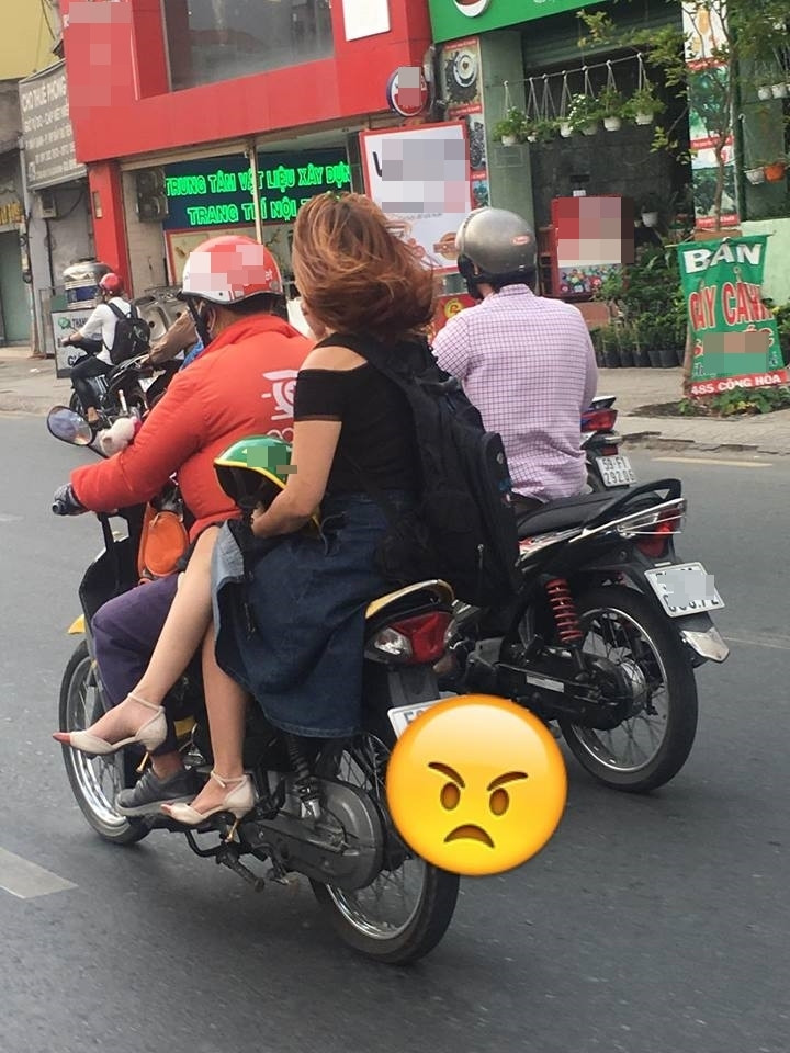 Cô gái không chịu đội mũ bảo hiểm khi đi xe ôm.