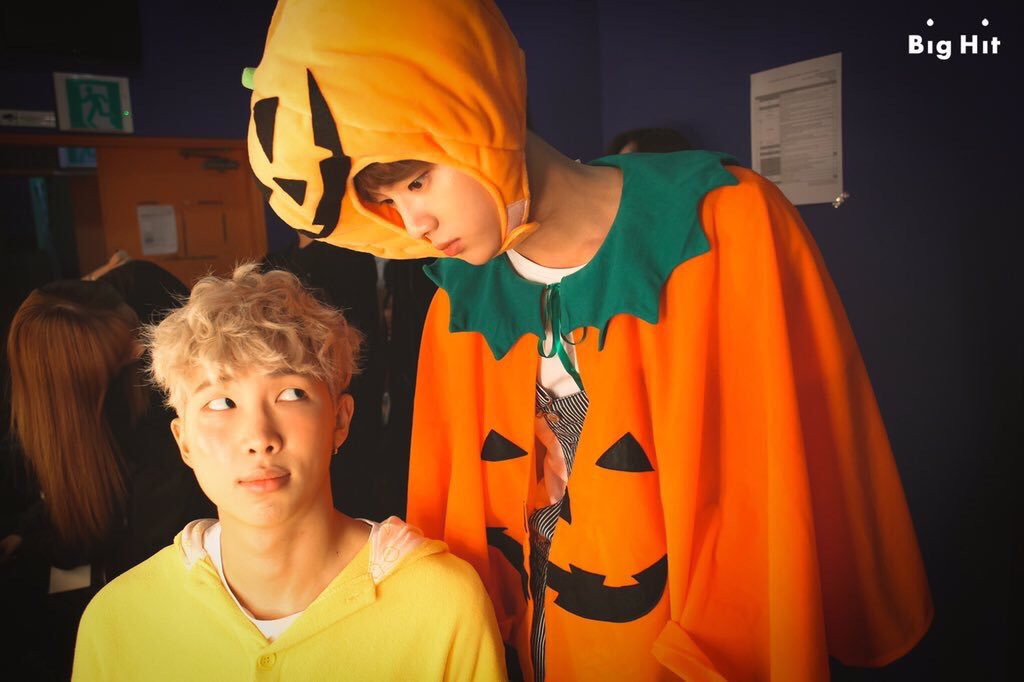 Jin (BTS) chính là quả bí ngô xinh xắn nhất thế giới.