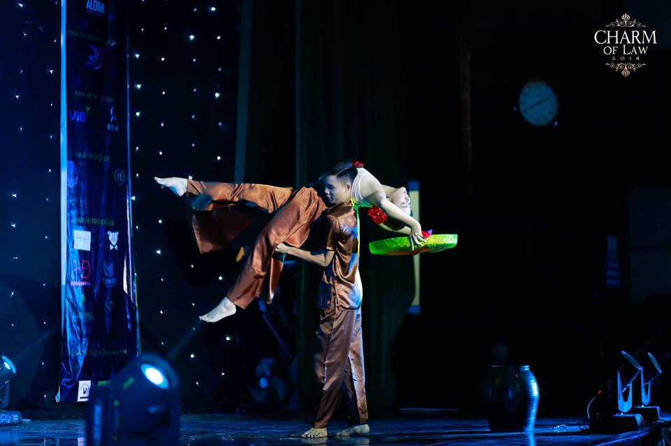 Bài múa đôi nam nữ Bèo dạt mây trôi của thí sinh Đặng Lê Quỳnh Giang.