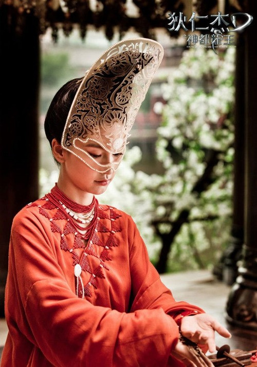 Có lẽ các chuyên gia hóa trang lo lắng Angelababy quá xinh đẹp, khiến khán giả không tập trung xem phim nên phải tìm cách cho cô bớt xinh. Thế nên trong phim Địch Nhân Kiệt: Rồng biển trỗi dậy thì Angelababy phải đeo chiếc mặt nạ đầy khó hiểu thế này.