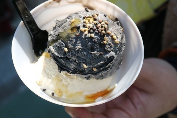 Mỗi một suất kem mè đen bao gồm 2 viên có mức giá chừng 500 yên (chừng 105.000 đồng).