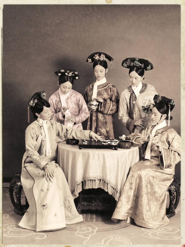 Phú Sát Hoàng hậu và Nhàn quý phi đấu cờ. Xung quanh là Tuệ quý phi, Gia phi và Lệnh quý nhân "xui dại".