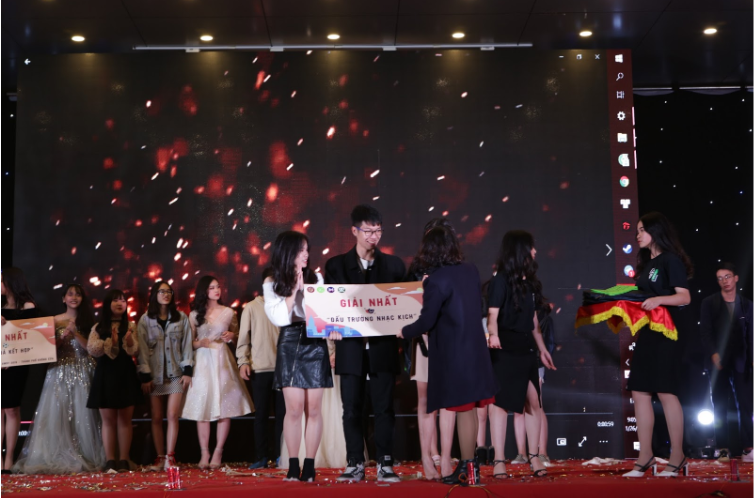 Giải nhất "Đấu Trường Nhạc Kịch" thuộc về quận Quý Trọng với màn biểu diễn được dàn dựng công phu.