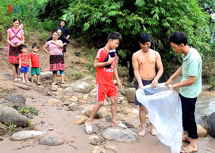 Hơn 50 học sinh cấp II của bản phải chui túi nilon, nhờ người lớn kéo qua suối để đến trường cho kịp ngày khai giảng năm học mới 2018 – 2019.