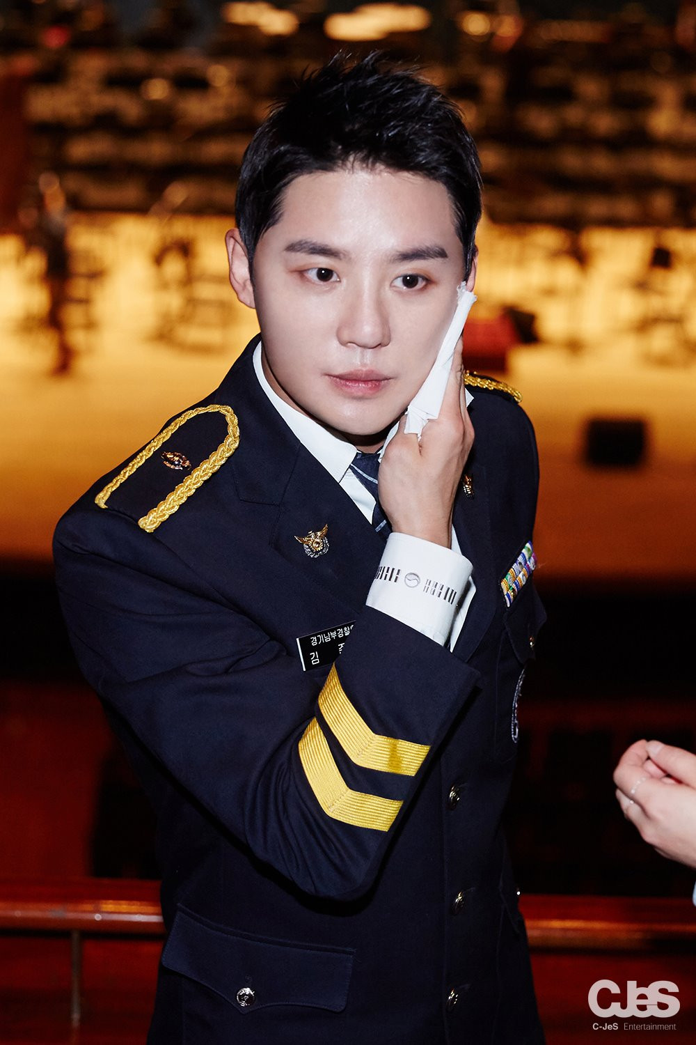 Junsu (JYJ) hẳn sẽ nguy to nếu thiếu khăn lau mồ hôi.